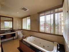 Condominium for sale Jomtien showing the master bathroom and bathtub 