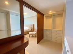 Condominium for sale Jomtien showing the walk-in wardrobes  