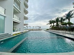 Condominium for sale Na Jomtien showing the communal pool 