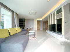 Condominium for sale Na Jomtien showing the living and dining areas 