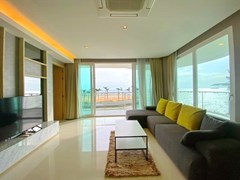 Condominium for sale Na Jomtien showing the living area 