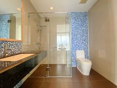 Condominium for sale Na Jomtien showing the master bathroom 