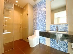 Condominium for sale Na Jomtien showing the second bathroom 