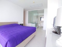 Condominium for sale Northpoint Pattaya showing the master bedroom suite 