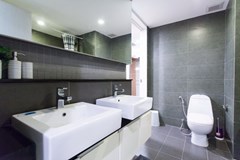 Condominium for sale Pattaya showing the bathroom