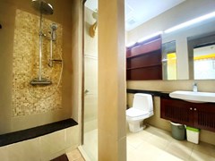 Condominium for Sale Pattaya showing the bathroom 