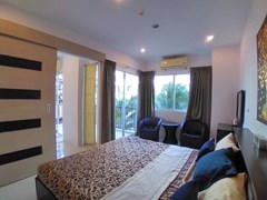 Condominium for sale Pattaya showing the bedroom and balcony 