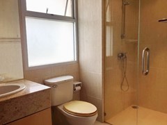 Condominium for sale Pattaya showing the master bathroom