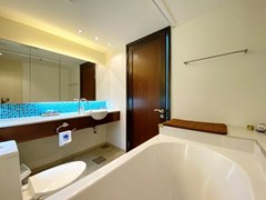 Condominium for sale Pattaya showing the second bathroom 