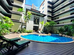 Condominium for sale Pratumnak showing the pool and building