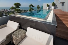Condominium for sale Pratumnak Pattaya showing the pool and sun deck