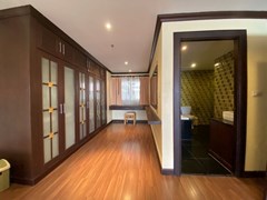 Condominium for sale Pratumnak showing the walk-in wardrobes and bathroom 