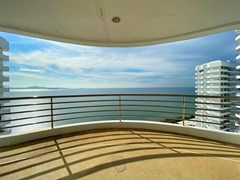 Condominium for sale Pratumnak showing the balcony 