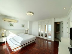 Condominium for sale Pratumnak showing the master bedroom suite 