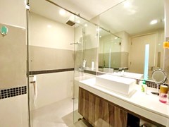 Condominium for sale Wong Amat Pattaya showing the bathroom 