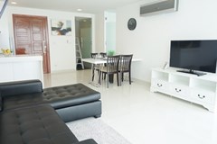 Condominium for sale Wong Amat Pattaya showing the living and dining areas 