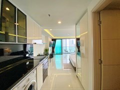 Condominium for sale Wong Amat Pattaya showing the studio suite 