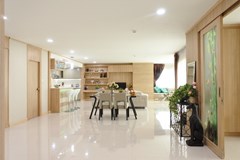 Condominium for sale Ocean Marina Pattaya showing the large living area