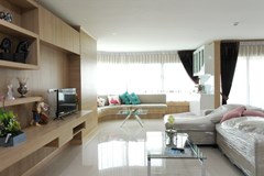 Condominium for sale Ocean Marina Pattaya showing the living area