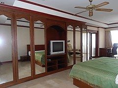 Condominium for sale Jomtien Pattaya showing the bedroom with office area