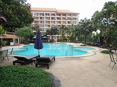Condominium for sale Jomtien Pattaya showing the condo and swimming pool