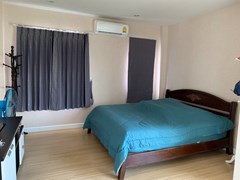 House for sale East Pattaya showing the master bedroom 