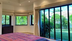 House for rent Jomtien Park Villas showing the master bedroom with garden view 