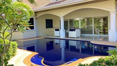 House for rent Jomtien Park Villas showing the private pool and terrace 