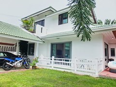 House for Rent East Pattaya showing the house and garden 