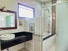 House for Sale East Pattaya showing the master bathroom 