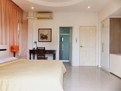 House for Rent East Pattaya showing the master bedroom suite 