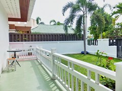 House for Rent East Pattaya showing the terrace and garden 