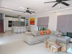 House for rent Bangsaray Pattaya showing the living and kitchen areas 