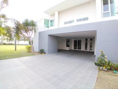 House for rent East Pattaya showing the carport 