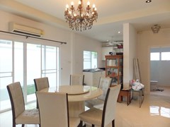House for rent East Pattaya showing the dining, kitchen and second bathroom 