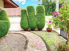House for rent East Pattaya showing the tropical garden