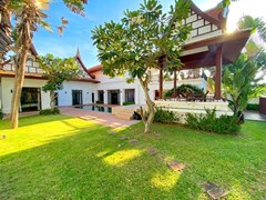 House for rent East Pattaya showing the garden 