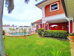 House for rent South Pattaya showing the garden 