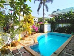 House for rent East Pattaya showing the garden and pool 