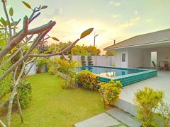 House for rent East Pattaya showing the garden and pool