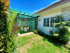 House for rent East Pattaya showing the garden and terrace 