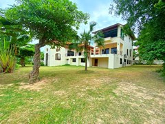 House for rent East Pattaya showing the garden and house 