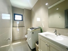 House for rent East Pattaya showing the guest bathroom  