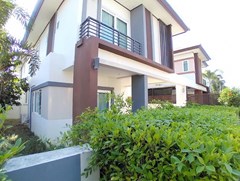 House for rent East Pattaya showing the house and garden 