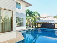 House for rent East Pattaya showing the house and pool 