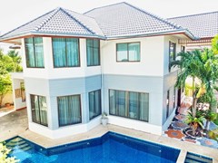 House for rent East Pattaya showing the house and private pool 