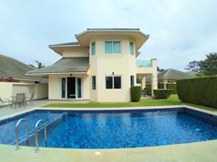 House for rent East Pattaya showing the house, terrace and pool