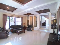 House for rent East Pattaya showing the living, dining and kitchen areas 