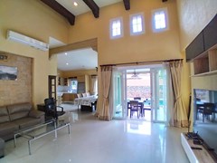 House for rent East Pattaya showing the living, dining and kitchen areas 