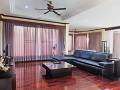 House for rent East Pattaya showing the open plan living areas